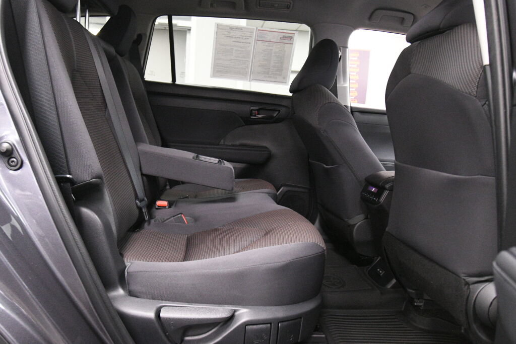 Used 2023 Toyota Highlander LE AWD/4WD image 26