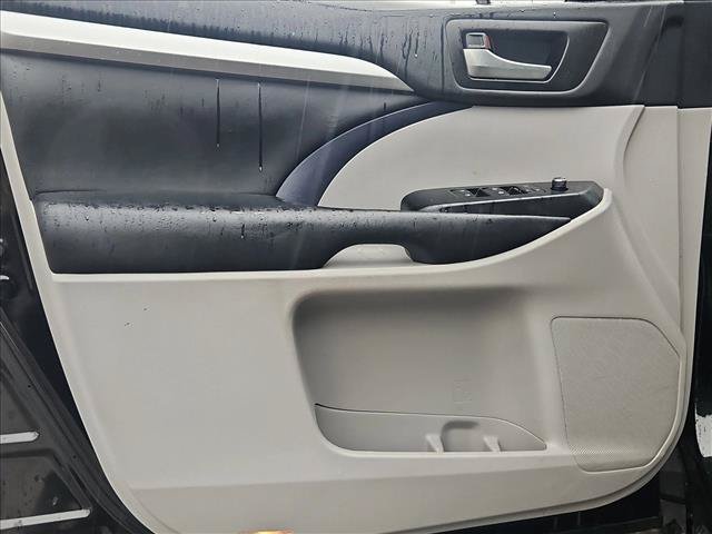 Used 2019 Toyota Highlander XLE FWD image 11