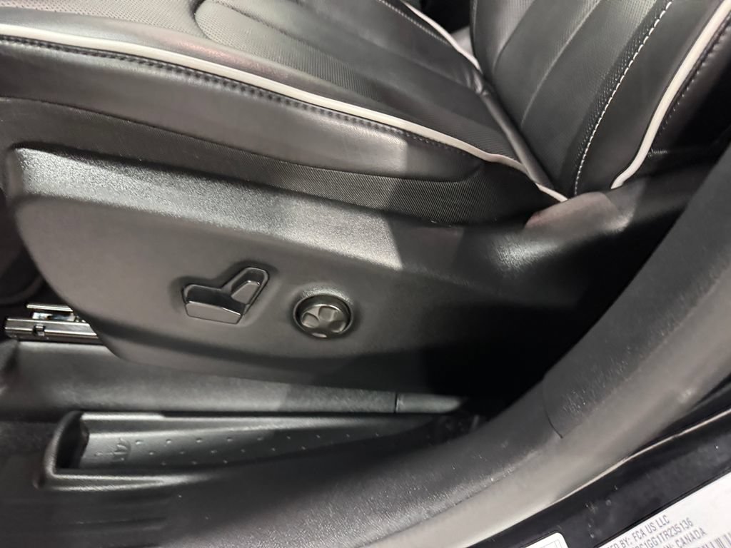 Used 2026 Chrysler Pacifica Limited FWD image 18