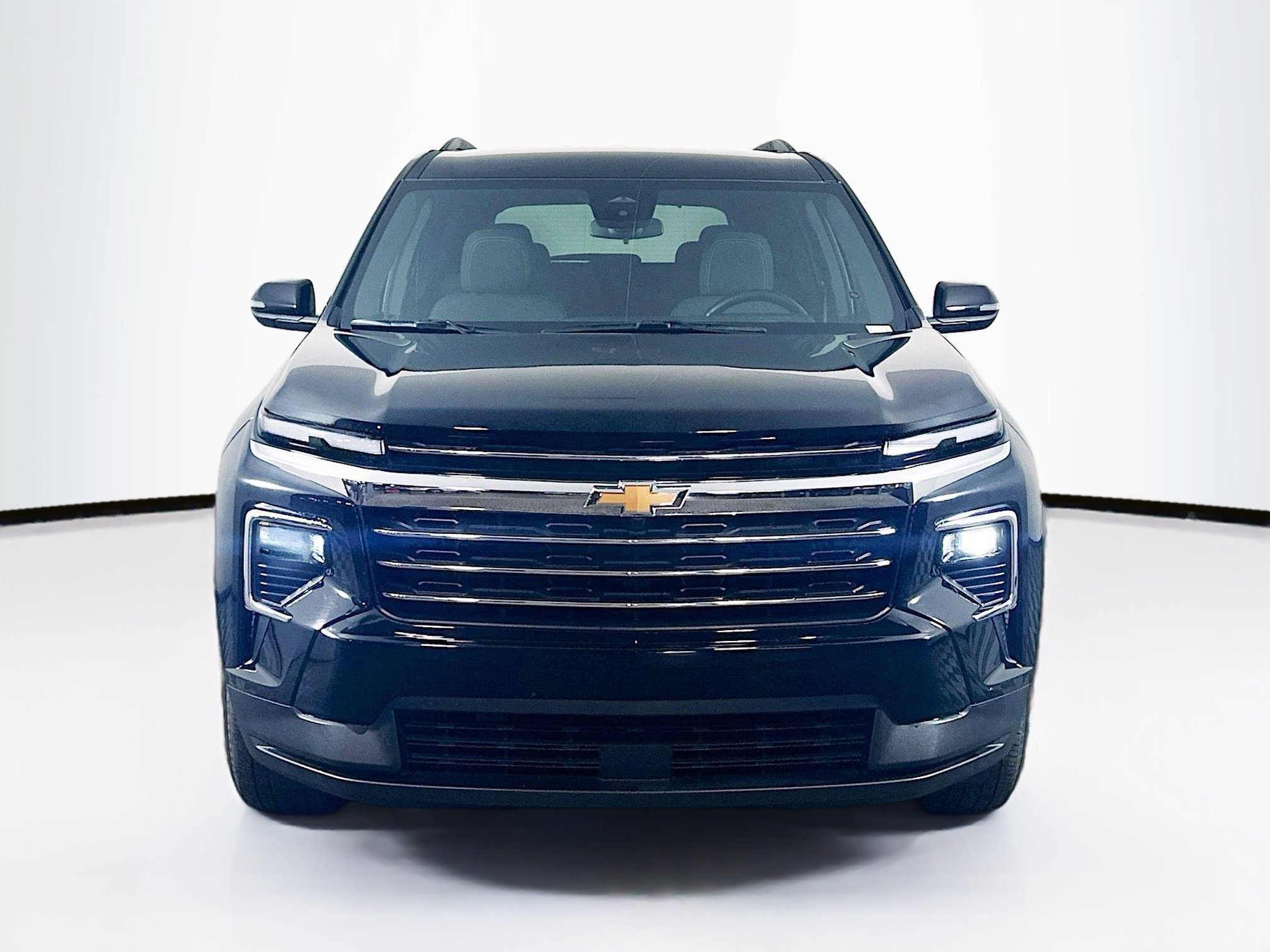 Used 2025 Chevrolet Traverse LT image 2