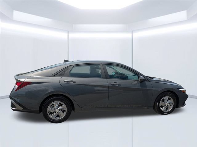 Used 2025 Hyundai Elantra SE FWD image 7