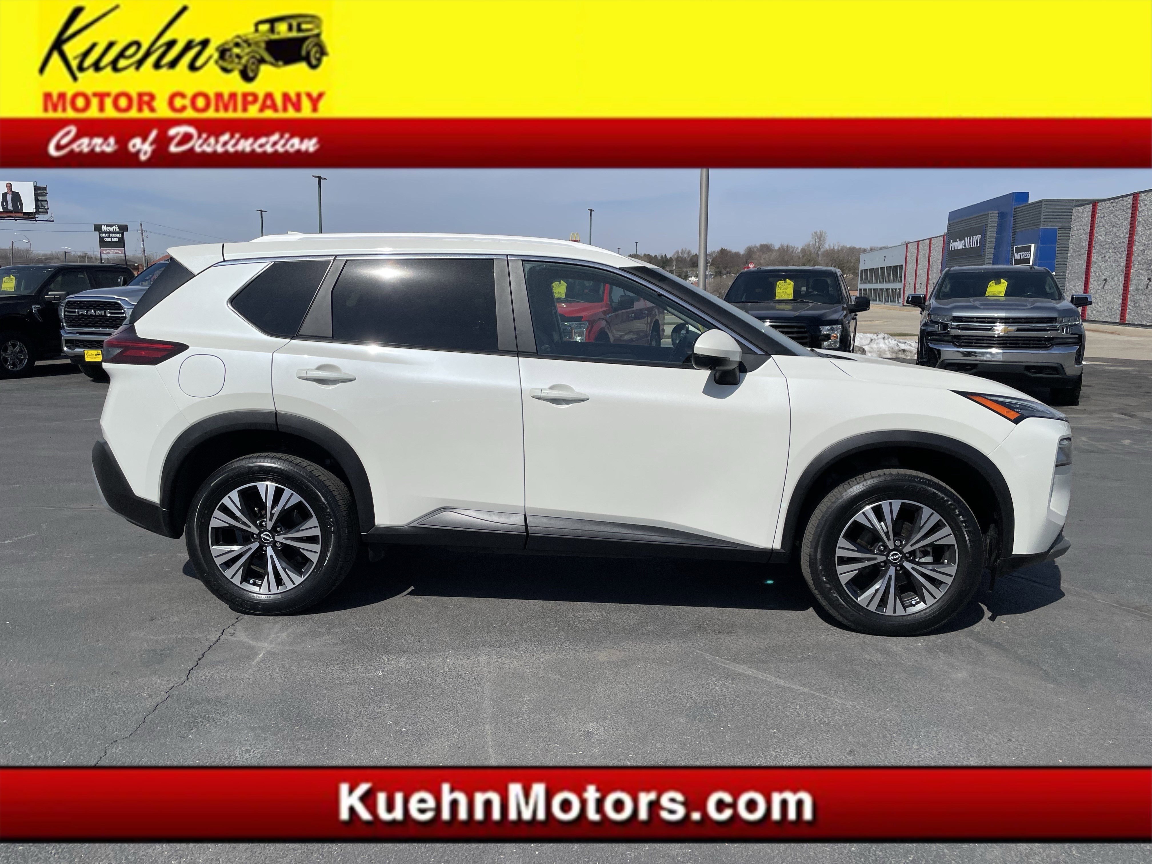 Used 2023 Nissan Rogue SV image 1