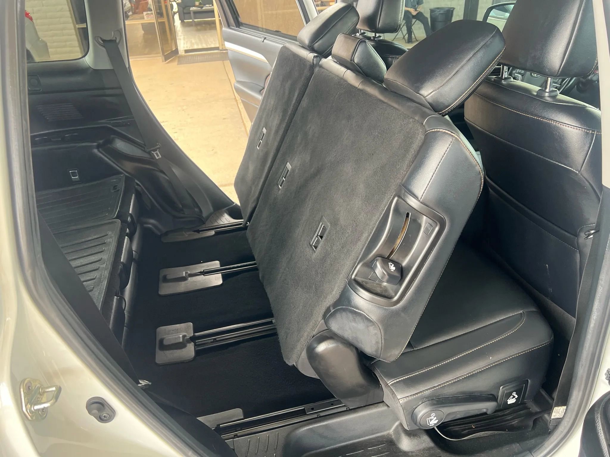 Used 2019 Toyota Highlander SE image 39