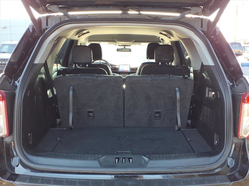 Used 2022 Ford Explorer XLT w/ Equipment Group 202A image 9