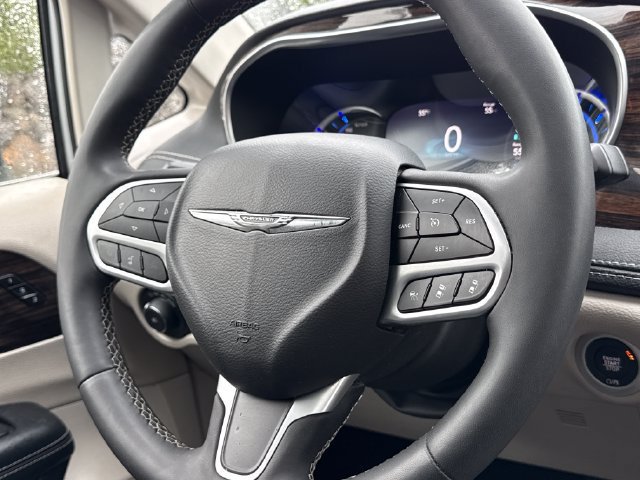 Used 2023 Chrysler Pacifica Limited FWD image 13