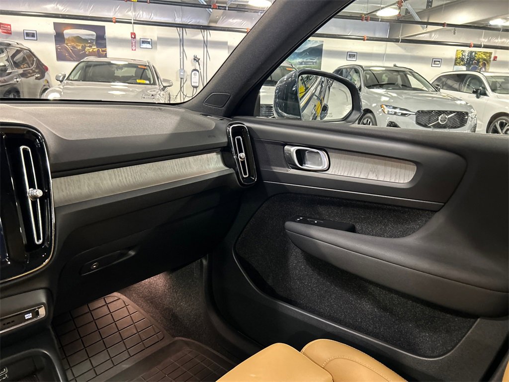 Used 2021 Volvo XC40 T5 Inscription w/ Climate Package image 24