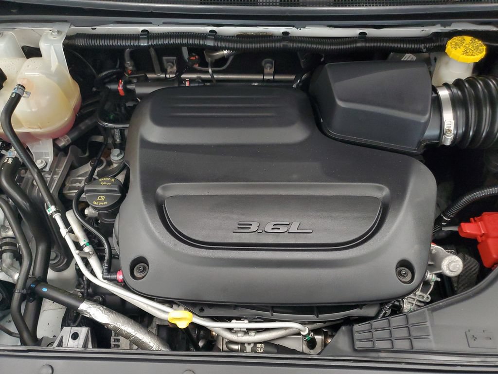 Used 2023 Chrysler Pacifica Touring-L FWD image 5