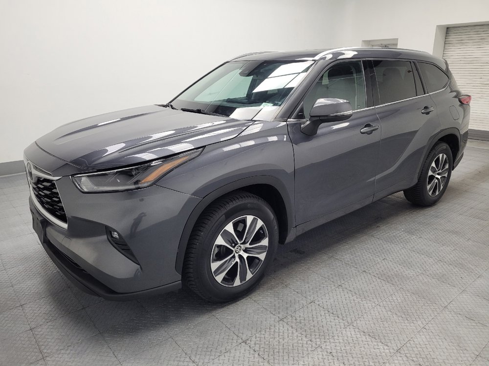 Used 2021 Toyota Highlander XLE FWD image 2