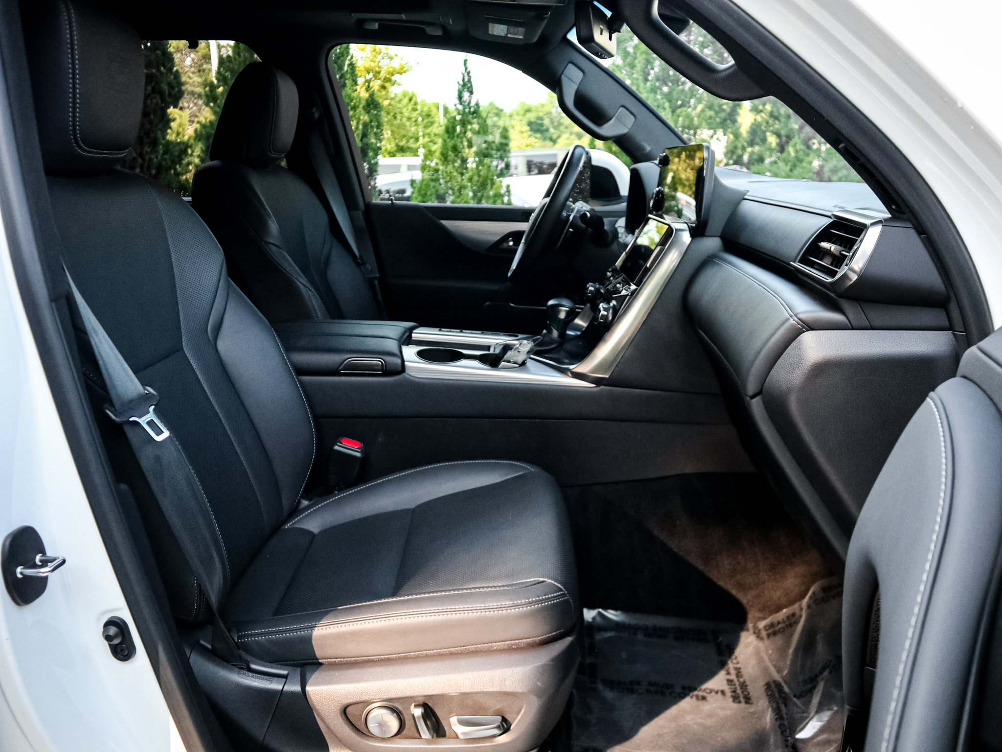 Used 2023 Lexus LX 600 F Sport w/ Accessory Package (Z1) AWD/4WD image 33