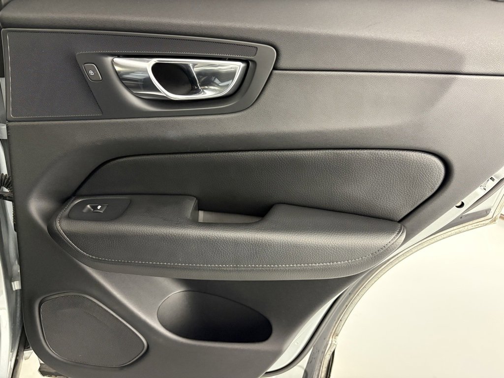 Used 2018 Volvo XC60 T6 Momentum w/ Vision Package image 39