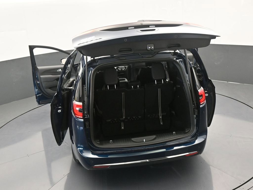 Used 2025 Chrysler Pacifica Select image 61