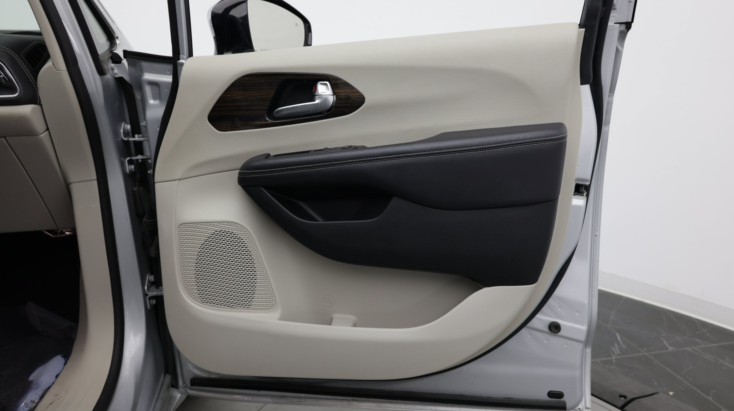 Used 2023 Chrysler Pacifica Limited FWD image 39