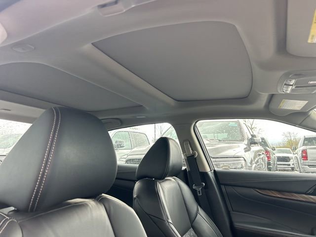 Used 2016 Nissan Maxima Platinum w/ Interior Lighting Package FWD image 8