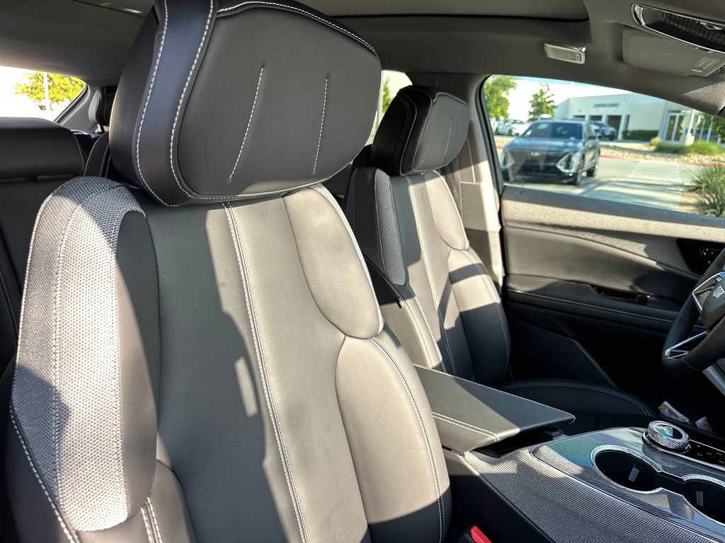 Used 2025 Cadillac Optiq Sport 1 w/ LPO, Floor Liner Package AWD/4WD image 37