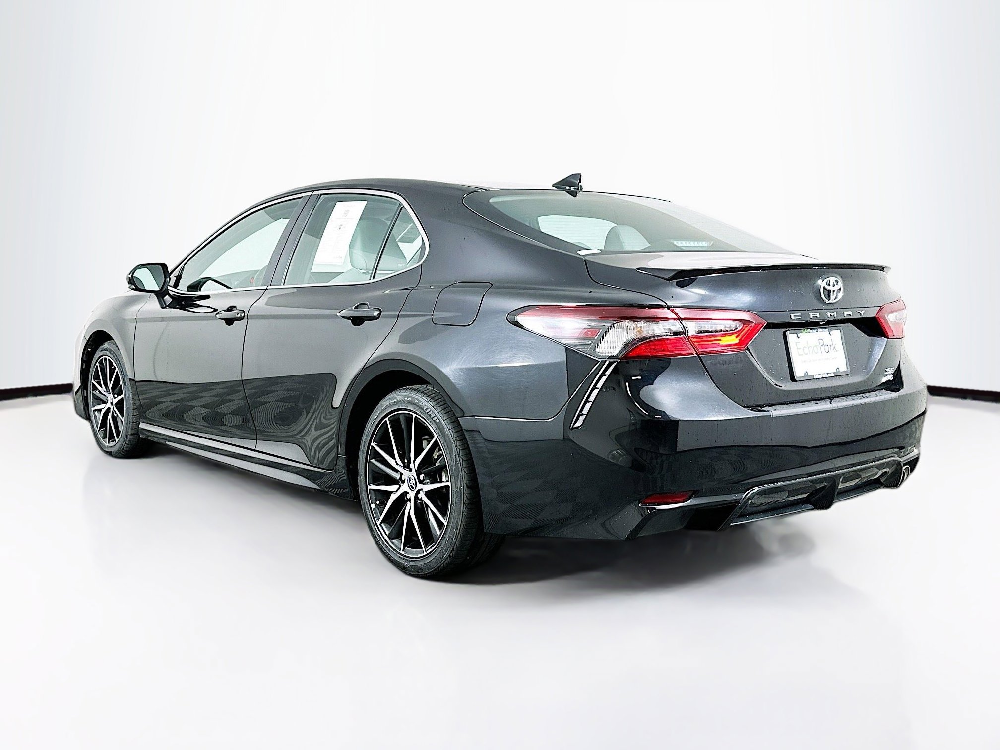 Used 2024 Toyota Camry SE AWD/4WD image 5