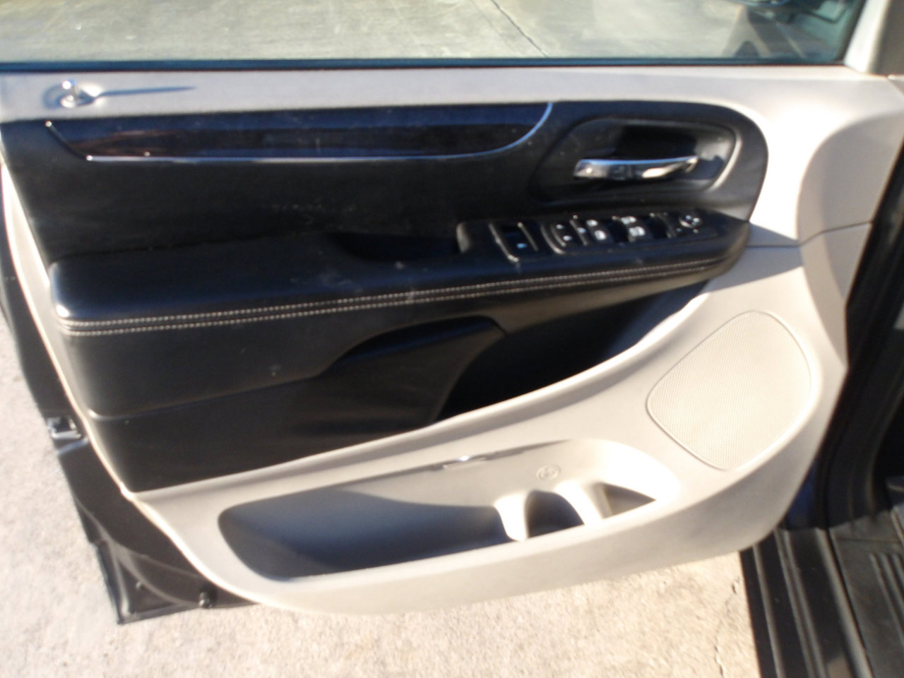 Used 2012 Chrysler Town & Country Touring-L w/ Trailer Tow Group image 16