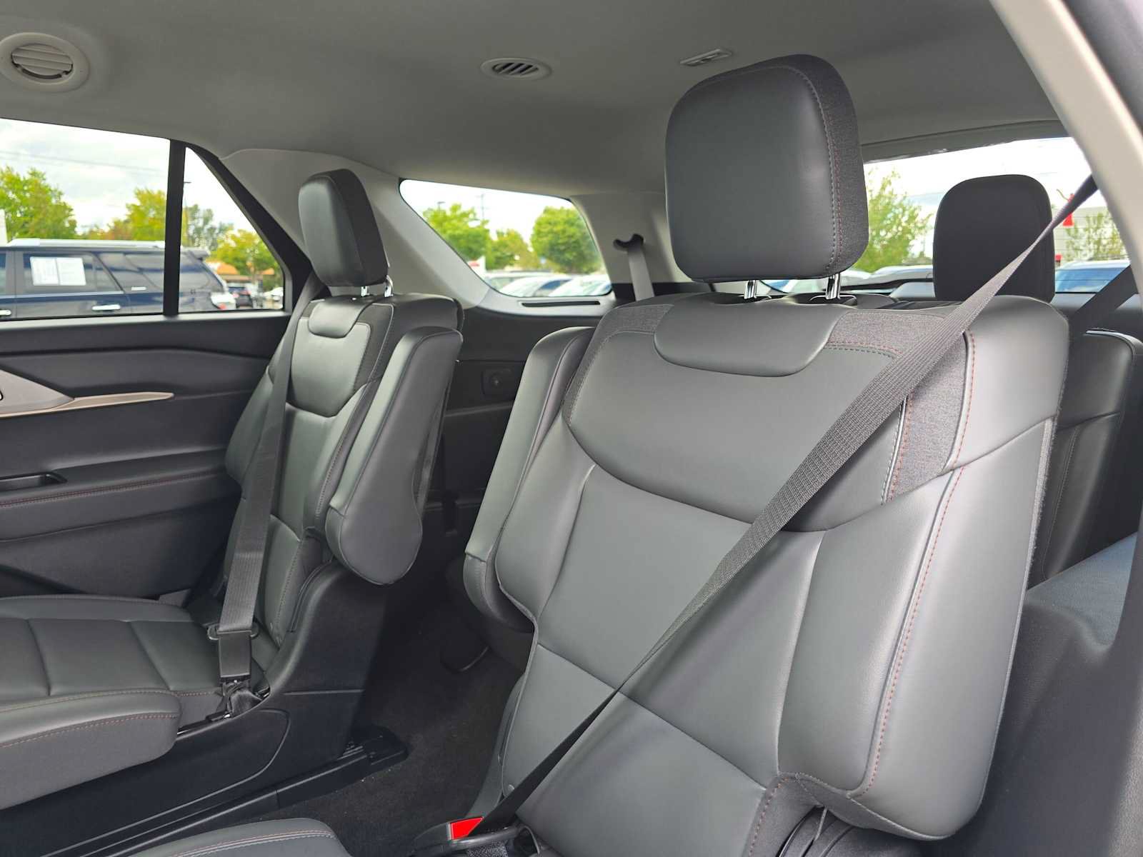 Used 2025 Ford Explorer Active w/ Active Comfort Package RWD image 17
