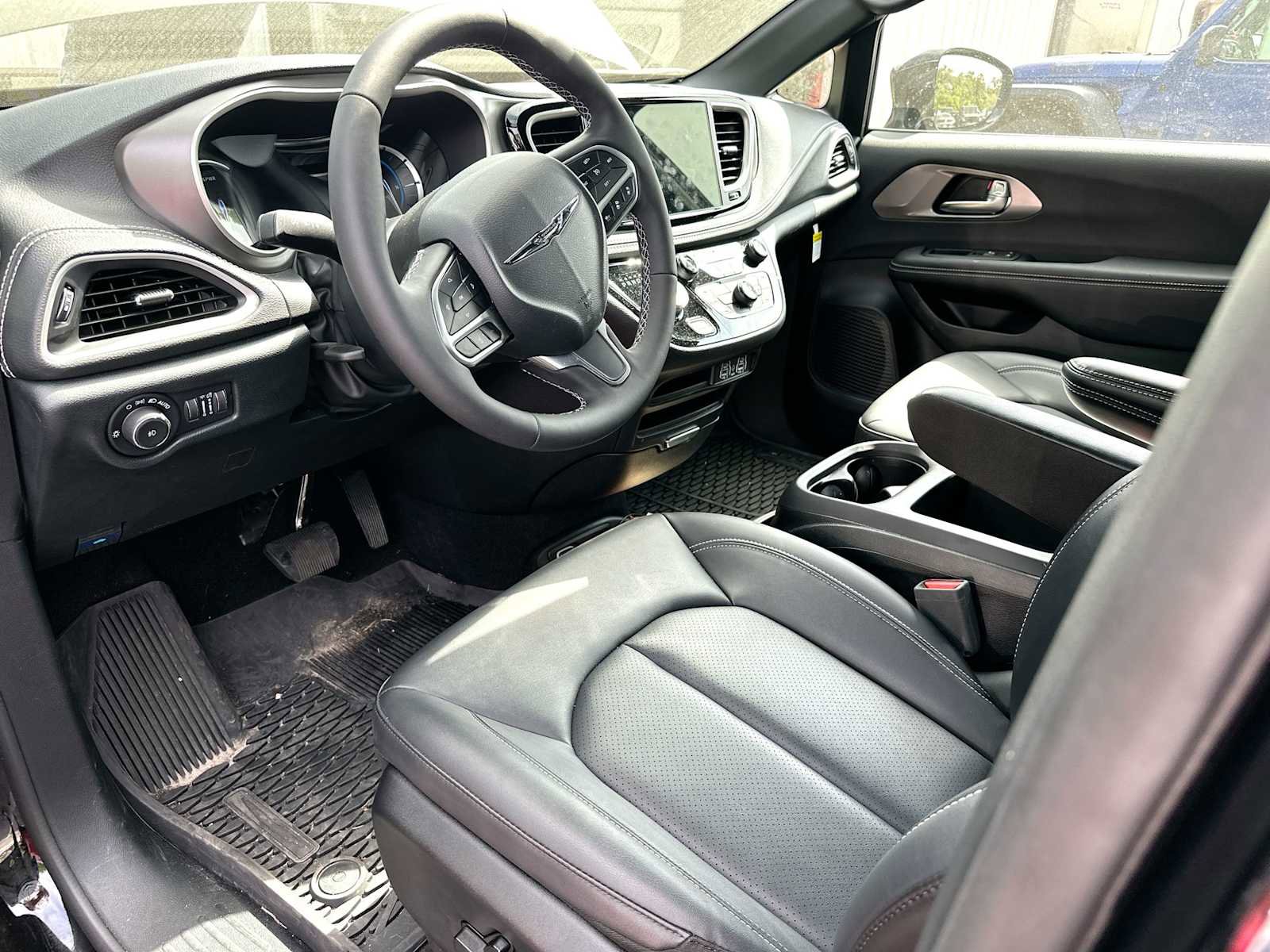 Used 2025 Chrysler Pacifica Select image 13