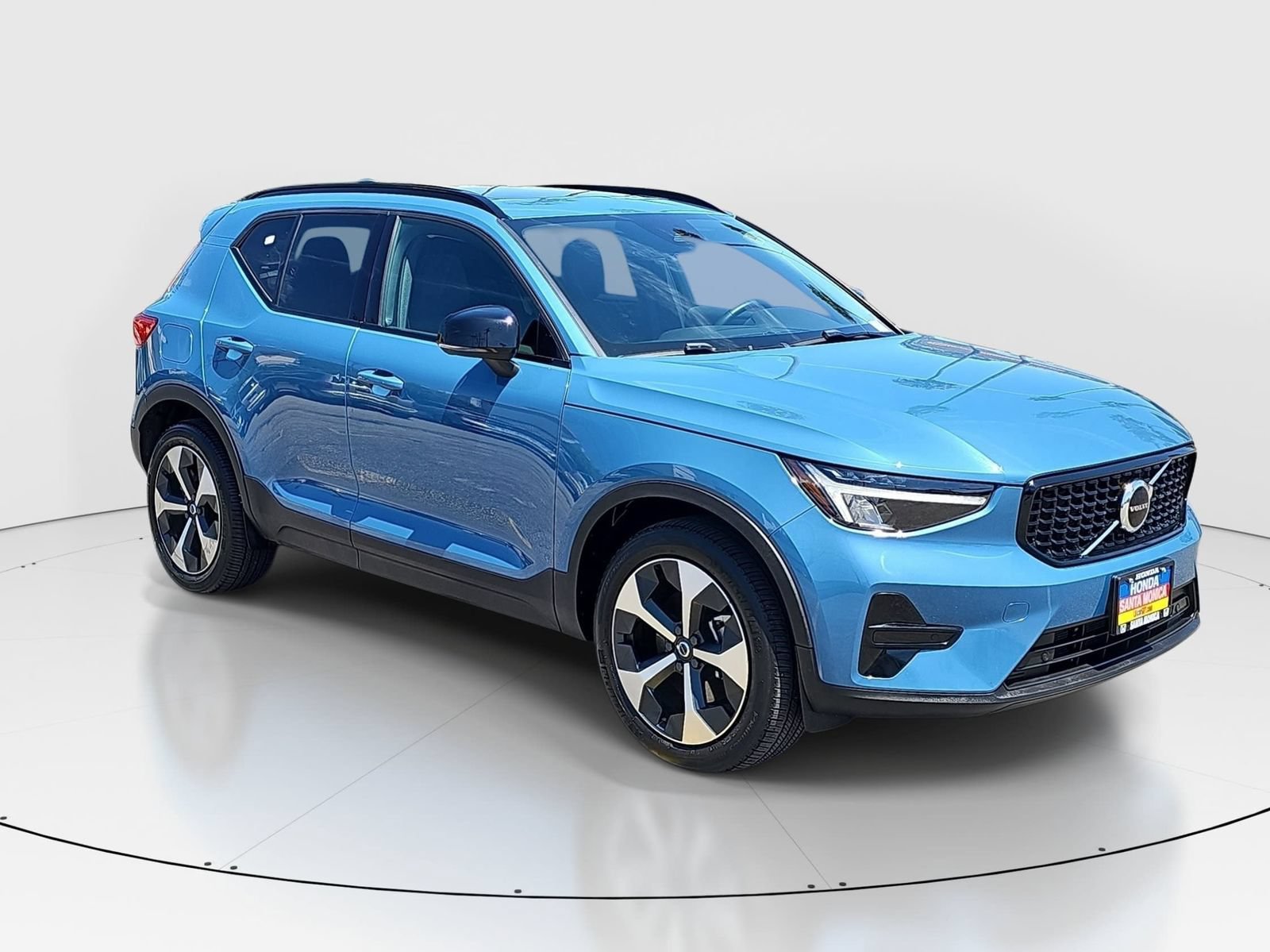 Used 2024 Volvo XC40 B5 Core AWD/4WD image 3