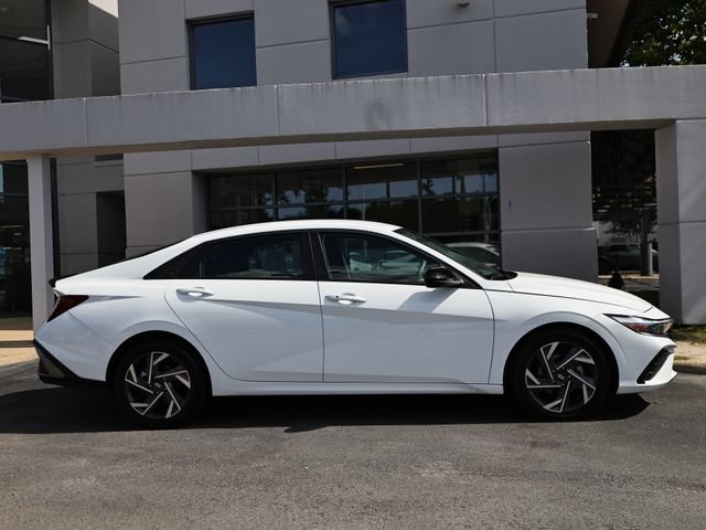 Used 2025 Hyundai Elantra Sport FWD image 4