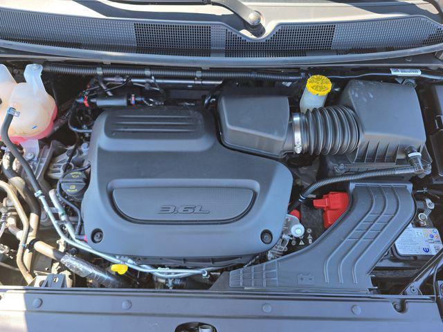 Used 2025 Chrysler Pacifica Select FWD image 34