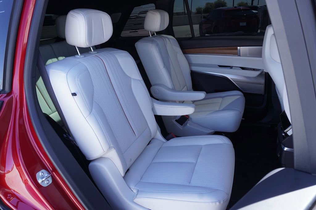 Certified 2026 Cadillac Vistiq Luxury image 9