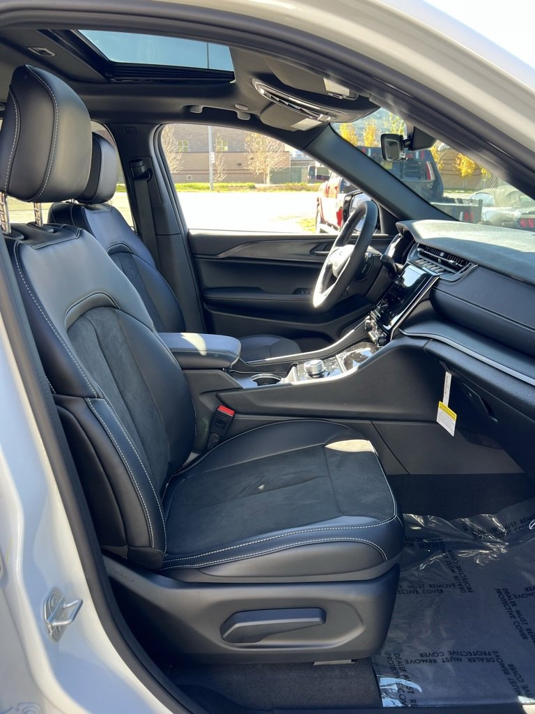 New 2025 Jeep Grand Cherokee Altitude image 18