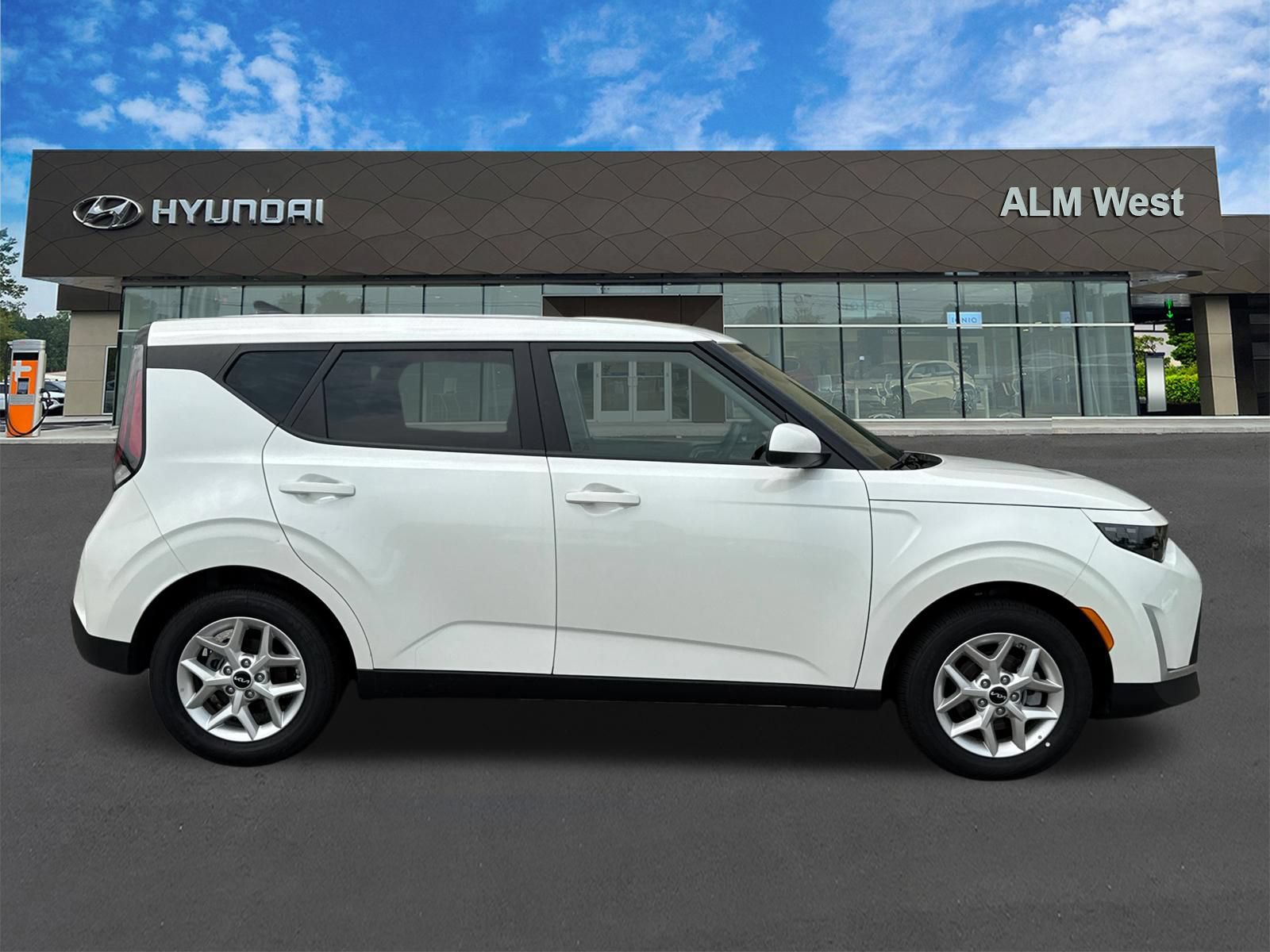 Used 2025 Kia Soul LX w/ LX Technology Package FWD image 4