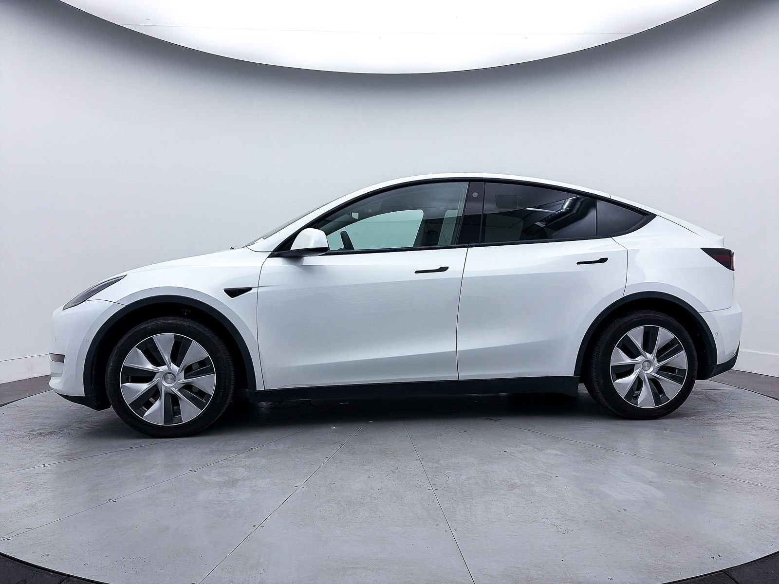 Used 2022 Tesla Model Y Long Range image 34