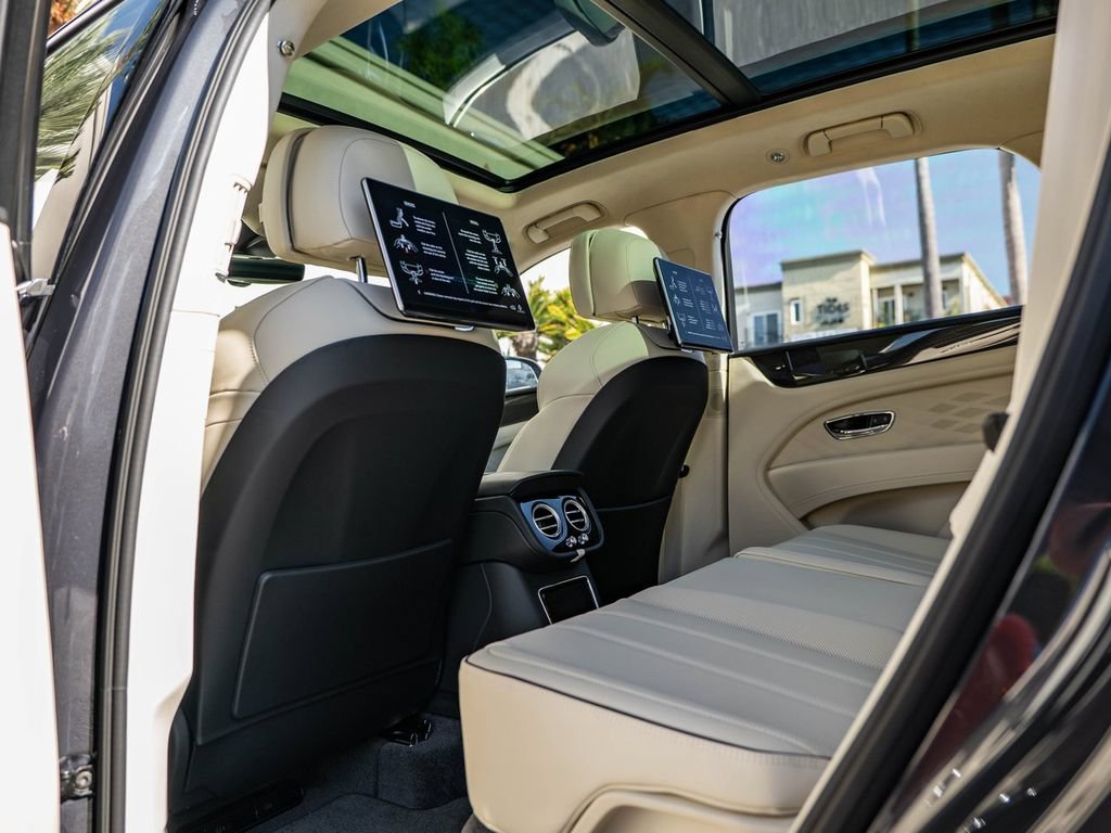 Used 2025 Bentley Bentayga AWD/4WD image 13