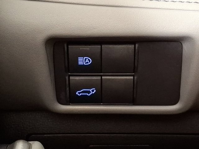 Used 2021 Toyota Highlander XLE AWD/4WD image 25