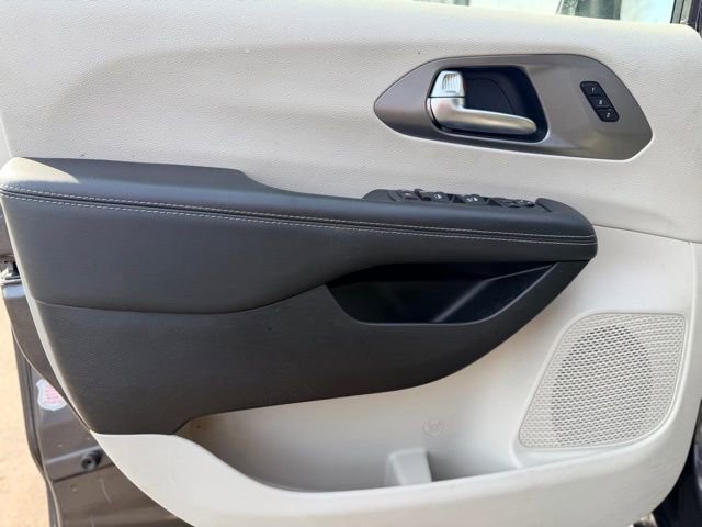 Used 2023 Chrysler Pacifica Touring-L image 18