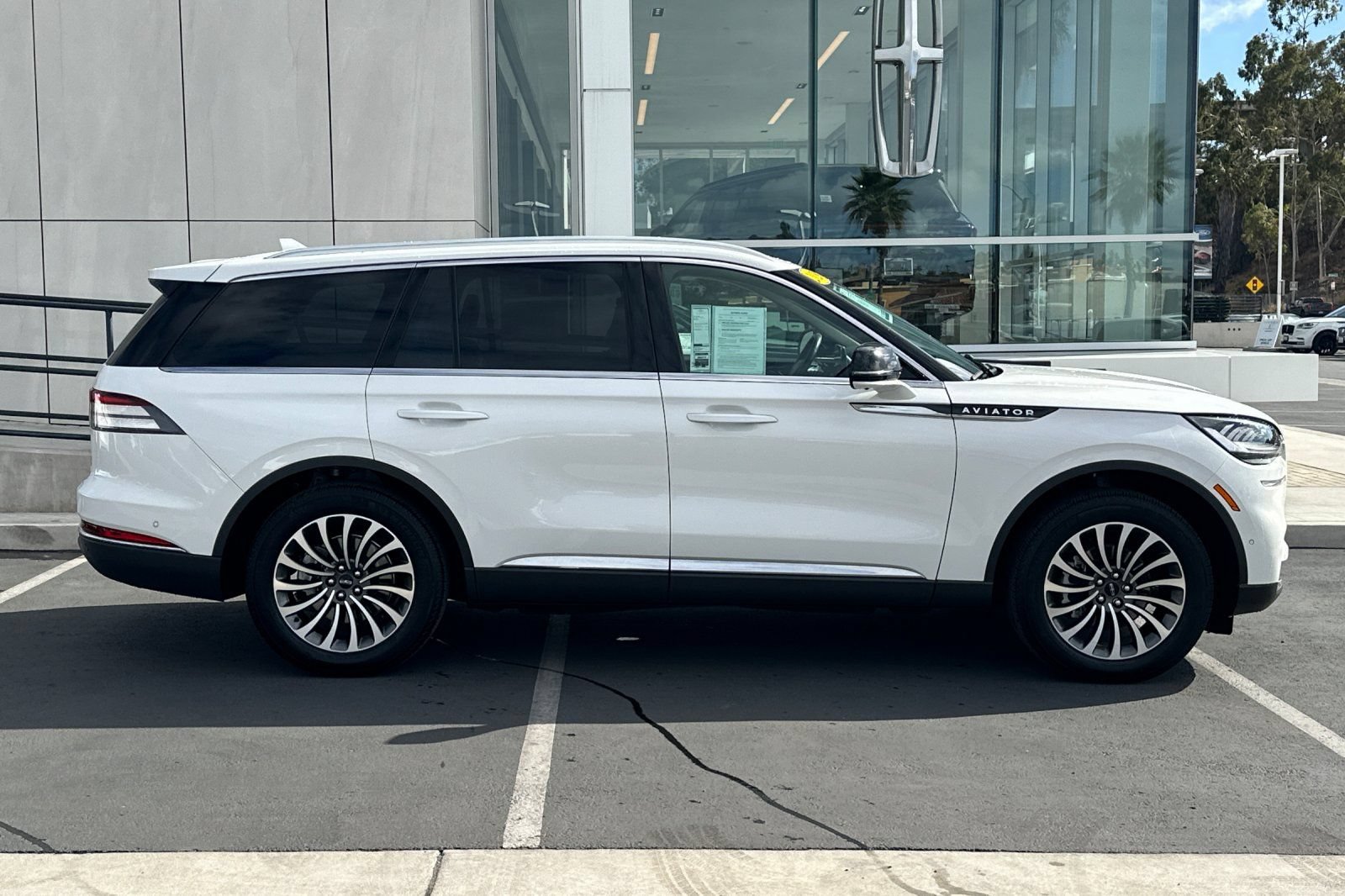 Certified 2020 Lincoln Aviator Reserve w/ Equipment Group 201A AWD/4WD image 2
