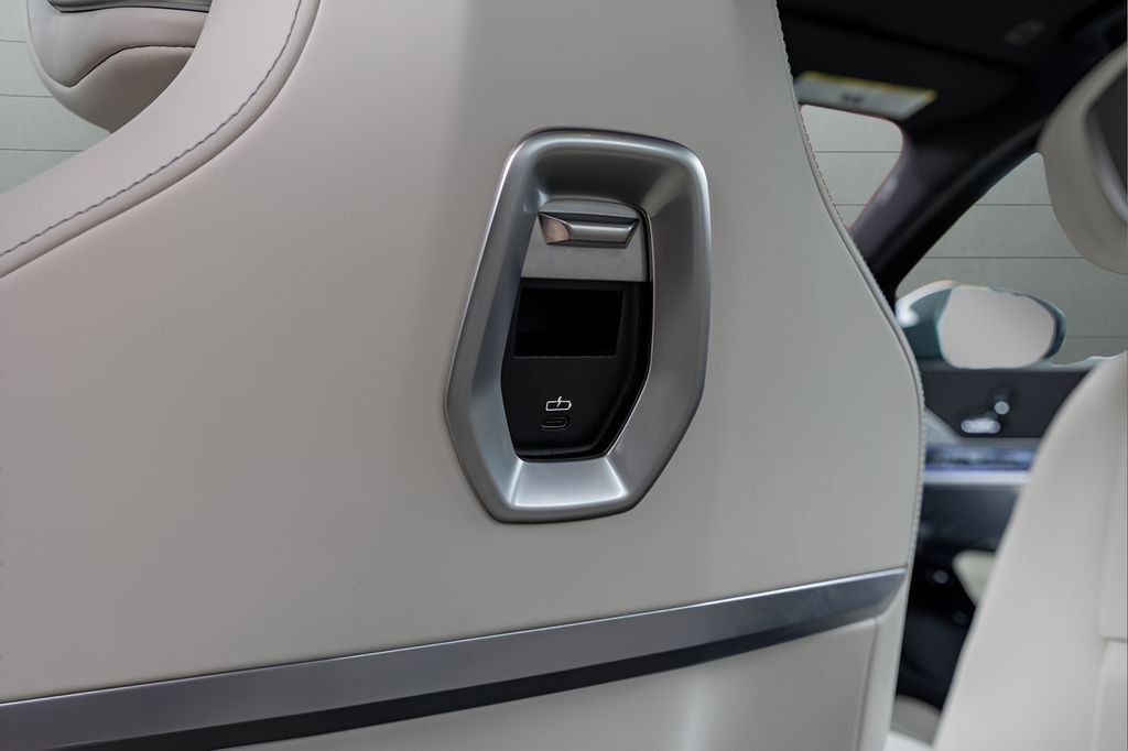 Used 2023 BMW i7 xDrive60 w/ Executive Package 2 AWD/4WD image 52