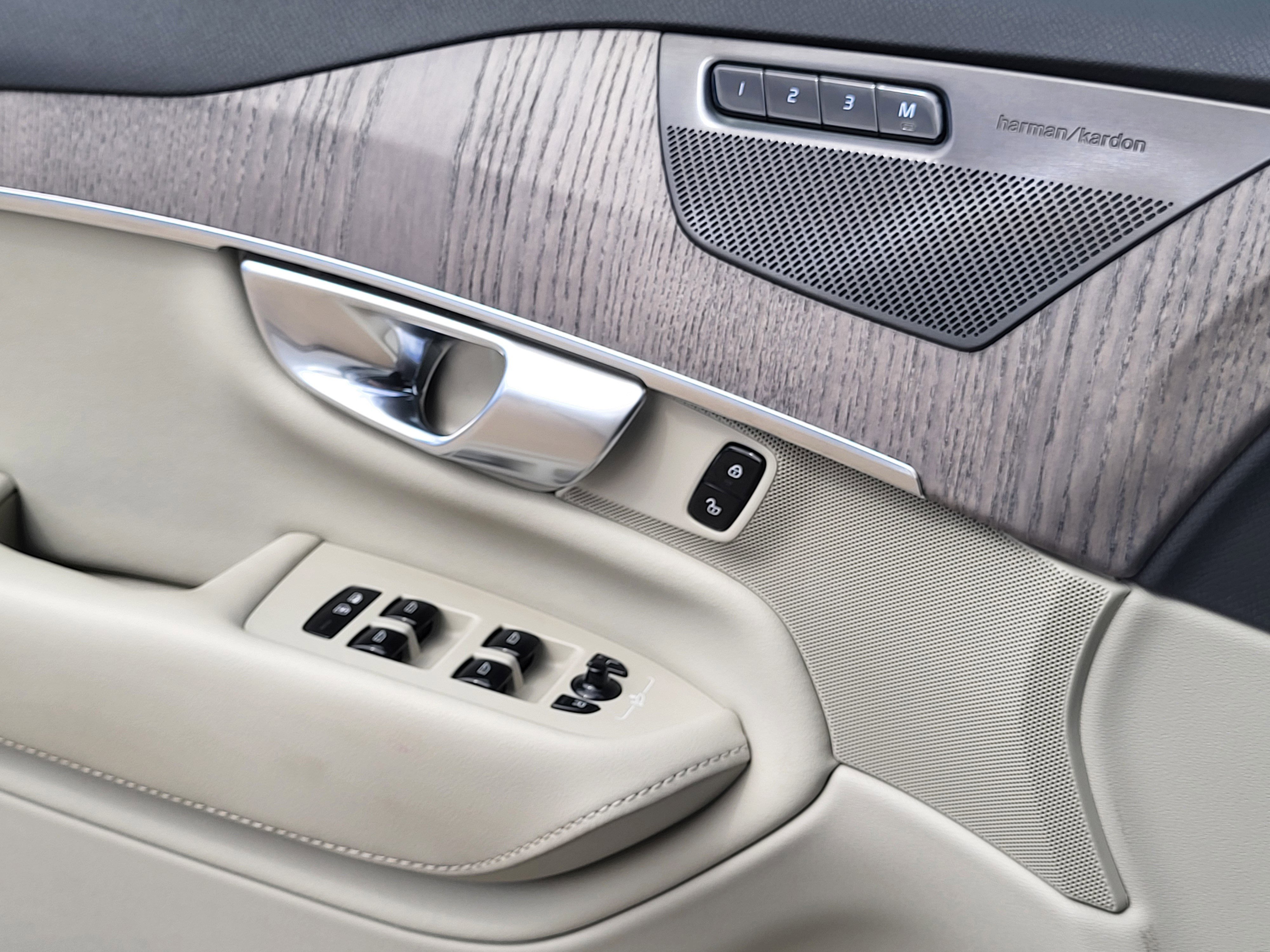 Certified 2024 Volvo XC90 T8 Plus w/ Protection Package Premier image 22