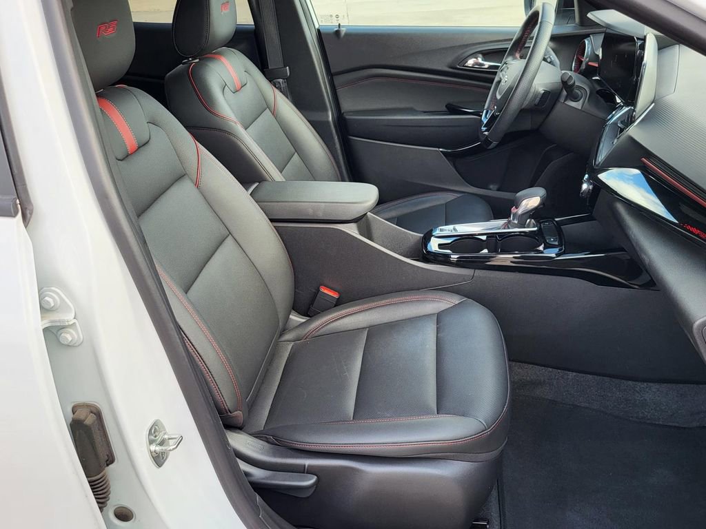 Used 2025 Chevrolet Trax RS image 10