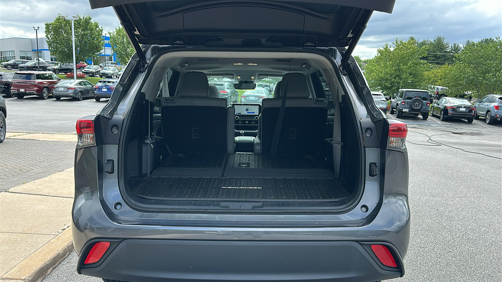 Used 2023 Toyota Highlander XLE FWD image 7