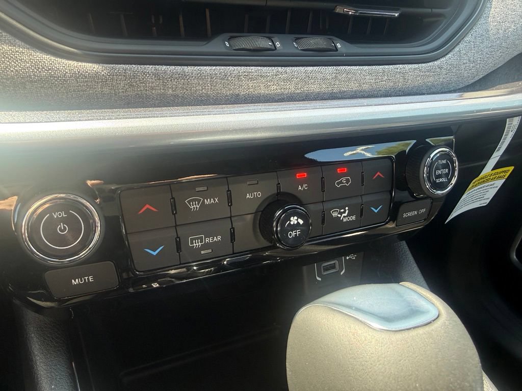 New 2026 Jeep Compass Latitude AWD/4WD image 24