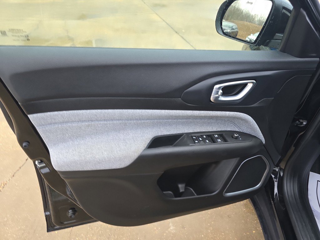 Used 2025 Jeep Compass Latitude image 18