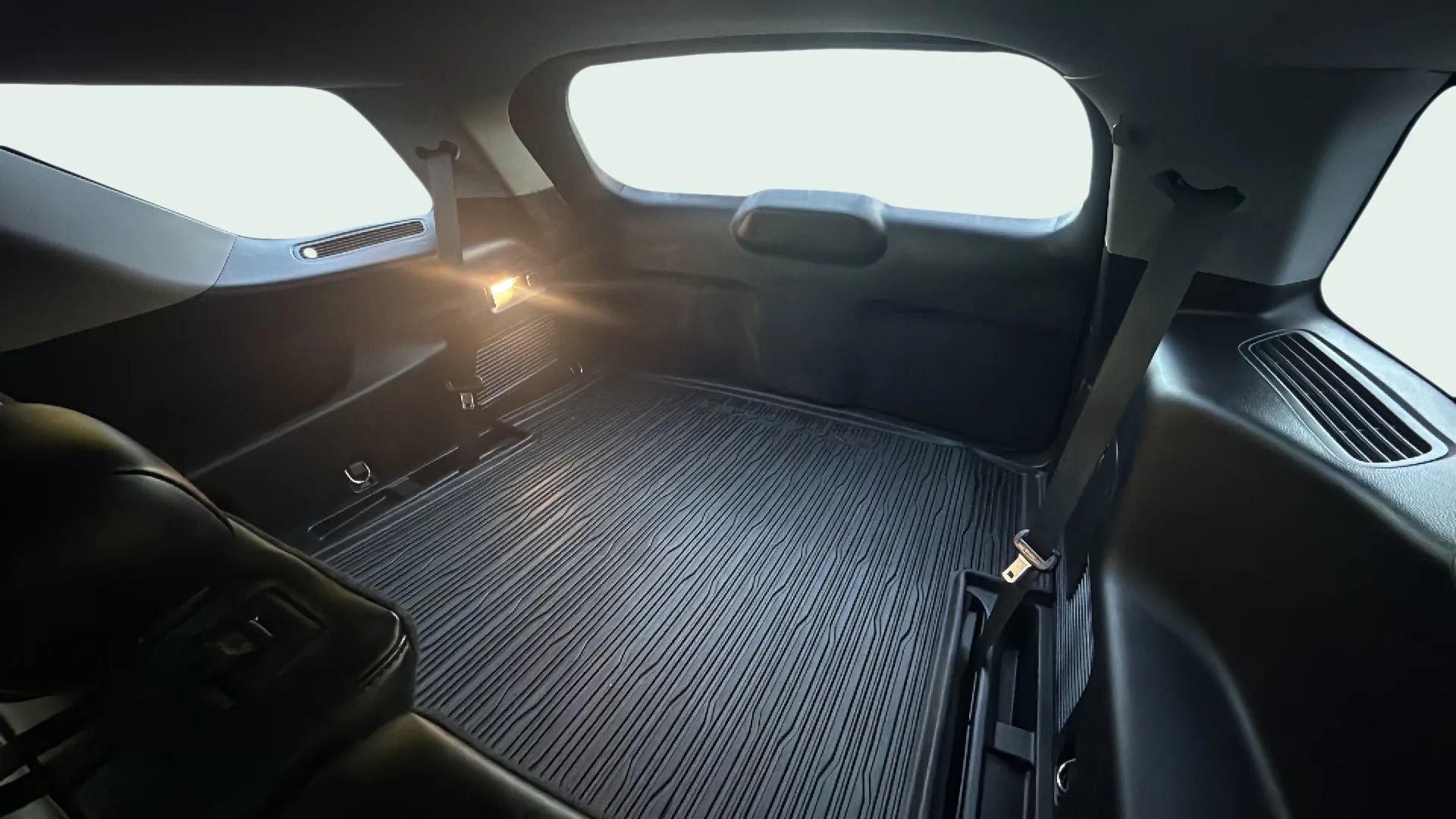 Used 2021 Ford Explorer XLT w/ Equipment Group 202A image 11