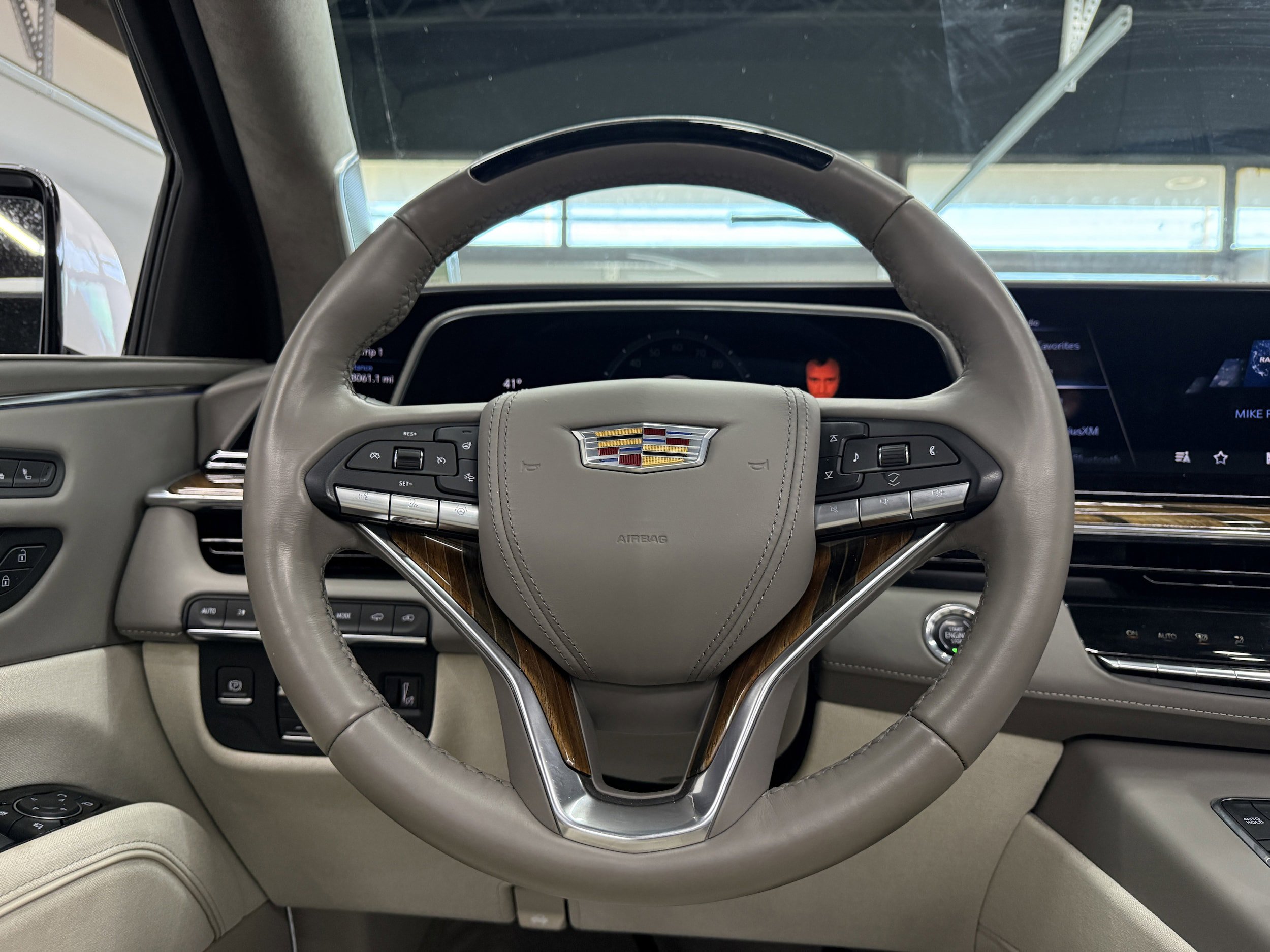 Used 2023 Cadillac Escalade Premium Luxury Platinum AWD/4WD image 18