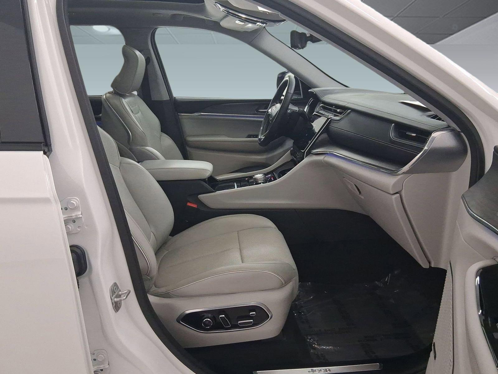 Used 2023 Jeep Grand Cherokee Overland w/ Adv Protech Group III image 36