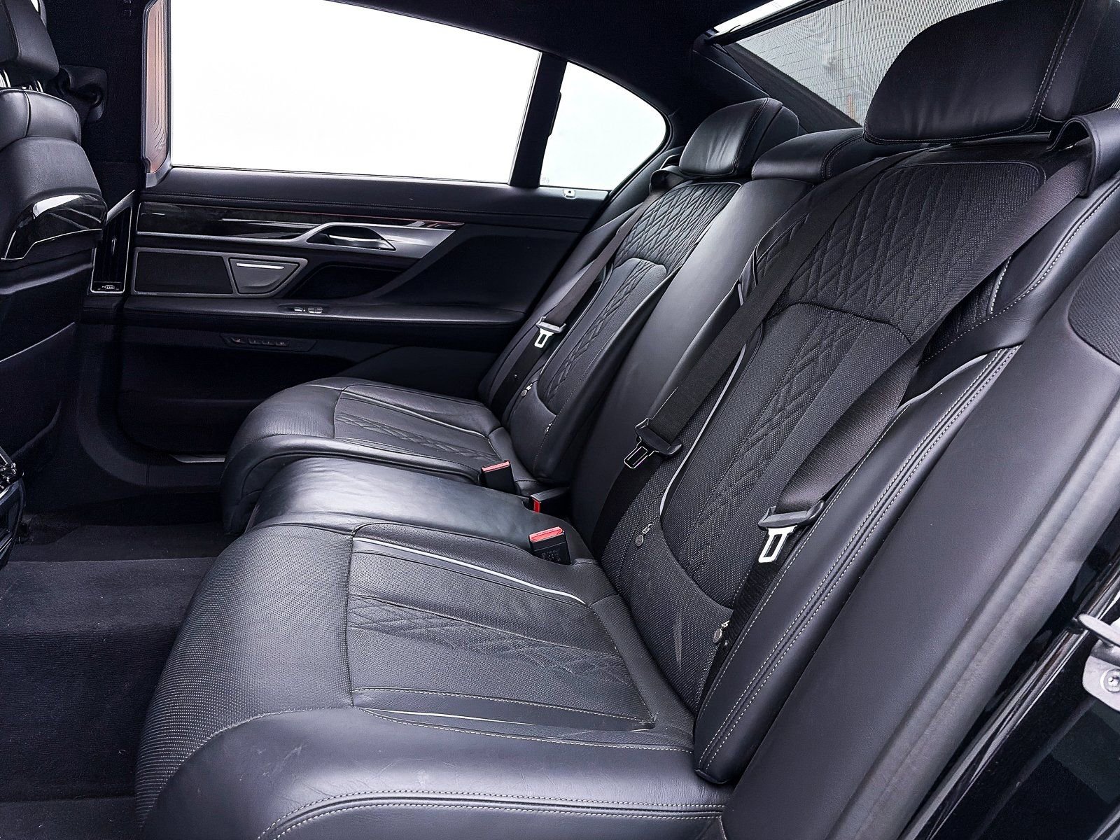 Used 2022 BMW 750i xDrive w/ Luxury Rear Seating Package image 39