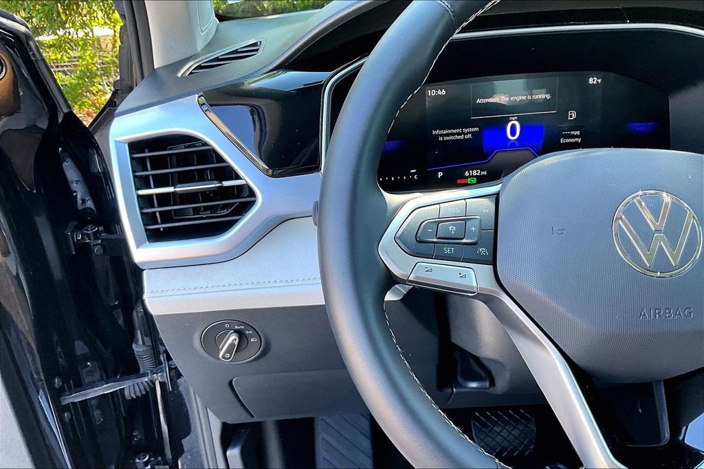 Certified 2025 Volkswagen Taos SE w/ Panoramic Sunroof Package image 24