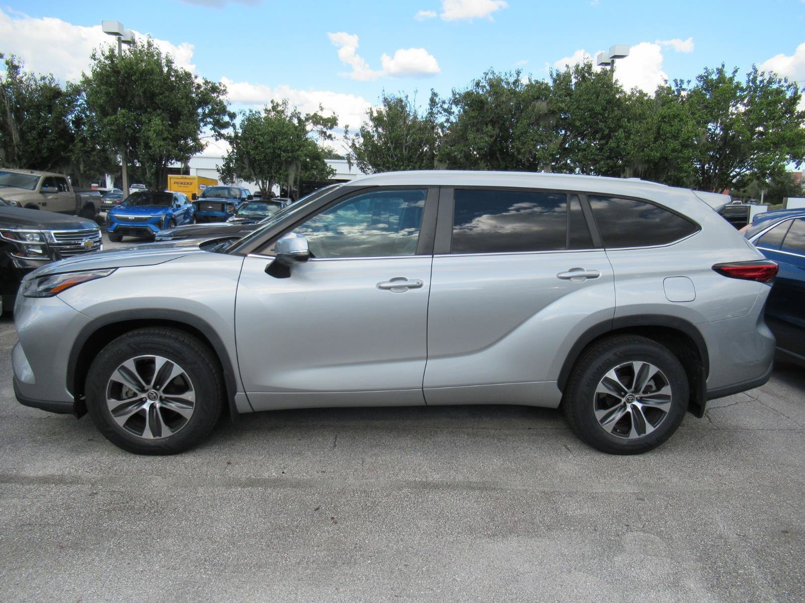 Used 2023 Toyota Highlander XLE FWD image 5