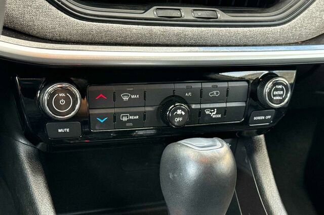 Used 2024 Jeep Compass Latitude image 17