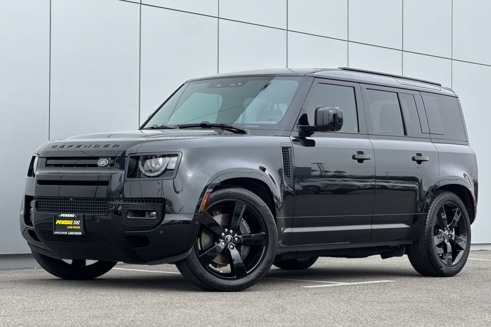 Used 2025 Land Rover Defender 110 X-Dynamic SE image 1