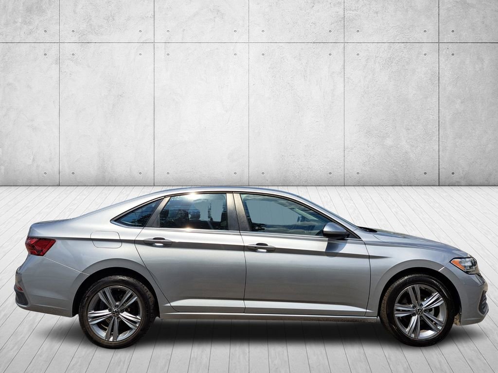 Used 2024 Volkswagen Jetta SE image 4