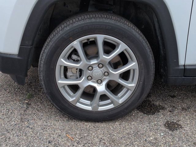 Used 2024 Jeep Compass Latitude w/ Sun and Sound Group AWD/4WD image 10