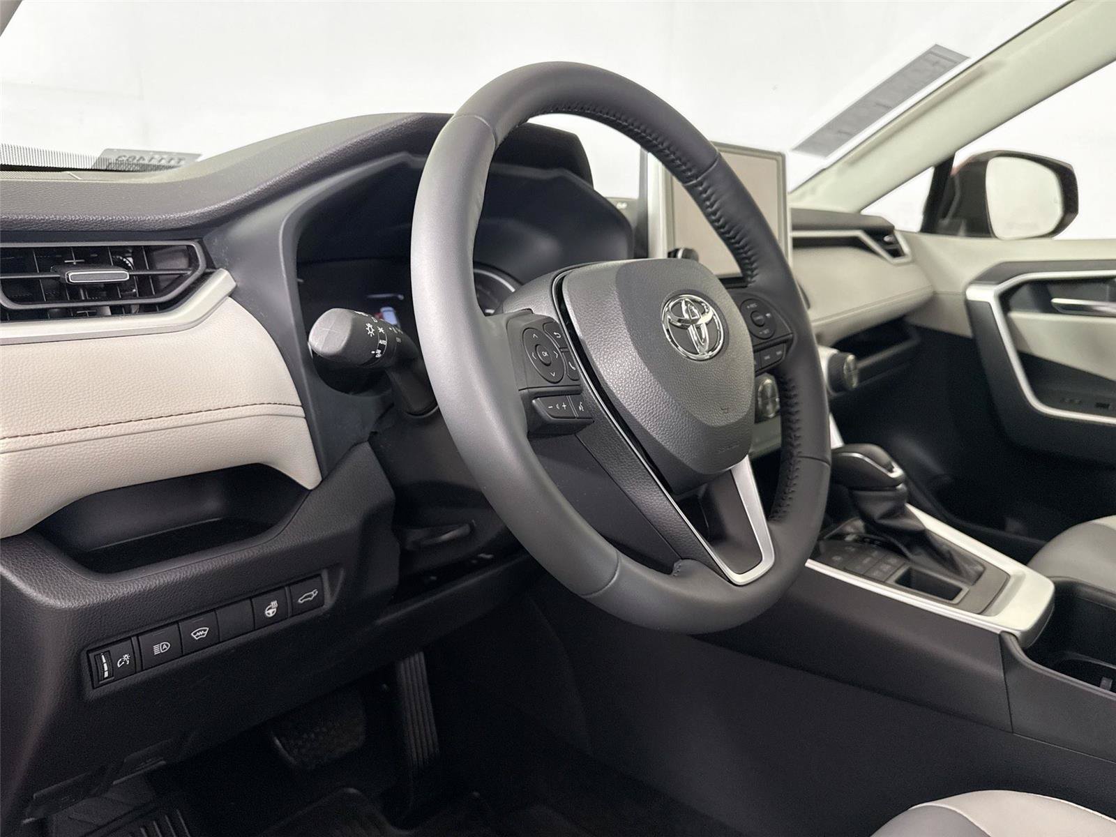 Used 2025 Toyota RAV4 XLE Premium w/ Weather Package AWD/4WD image 4